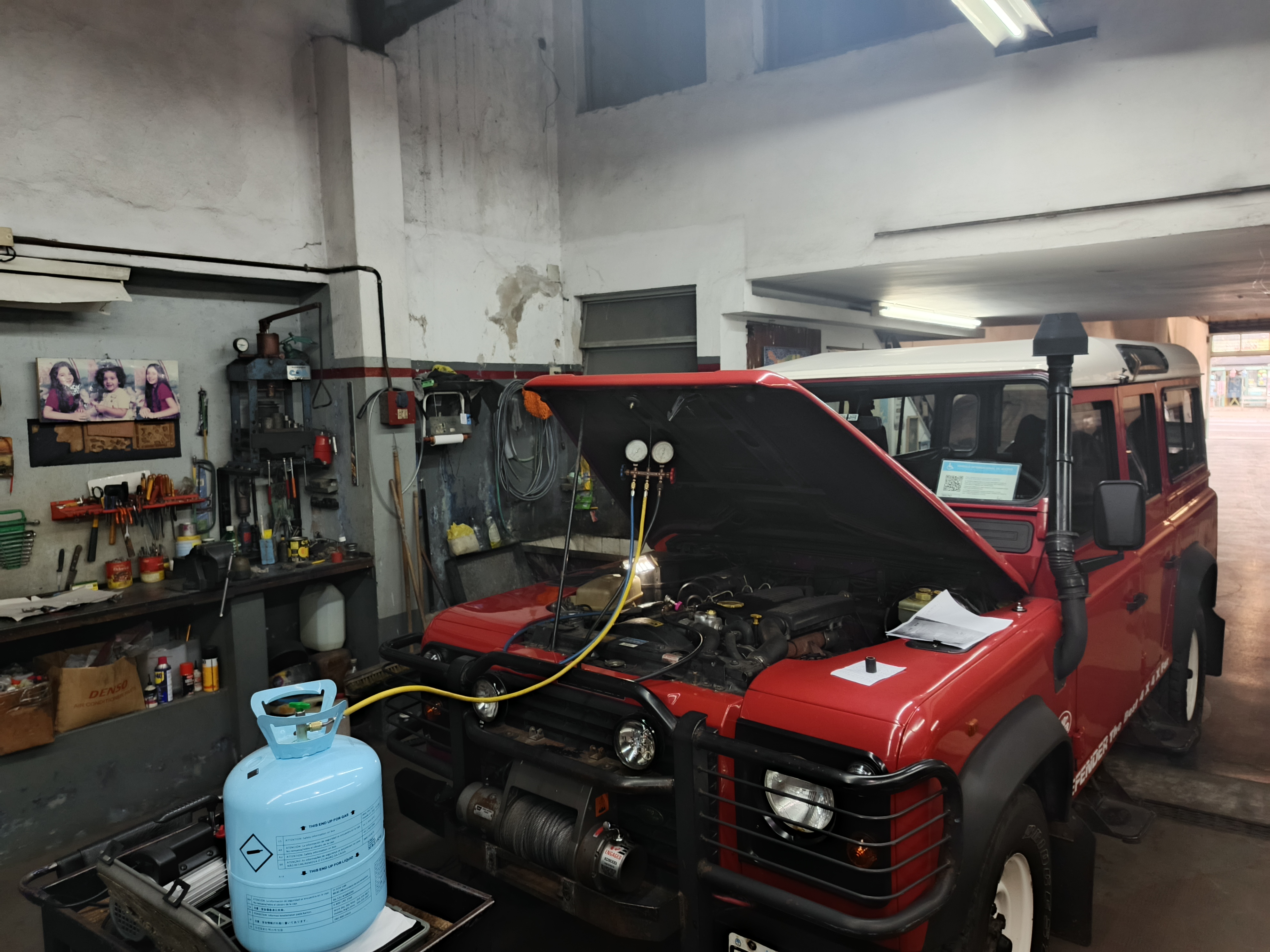 Carga de gas del aire acondicionado de una camioneta 4x4