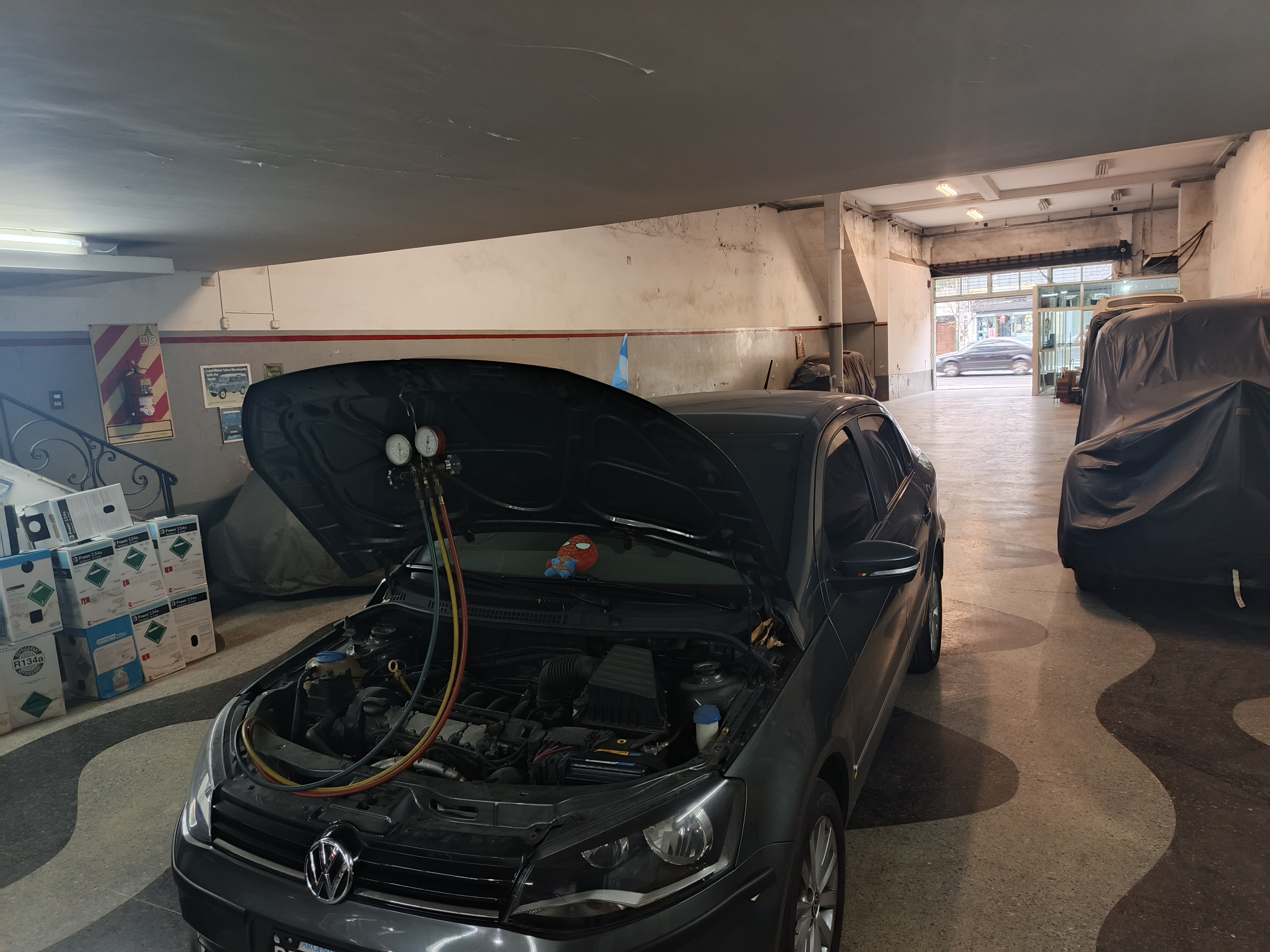 Diagnóstico y carga de gas para aire acondicionado automotor