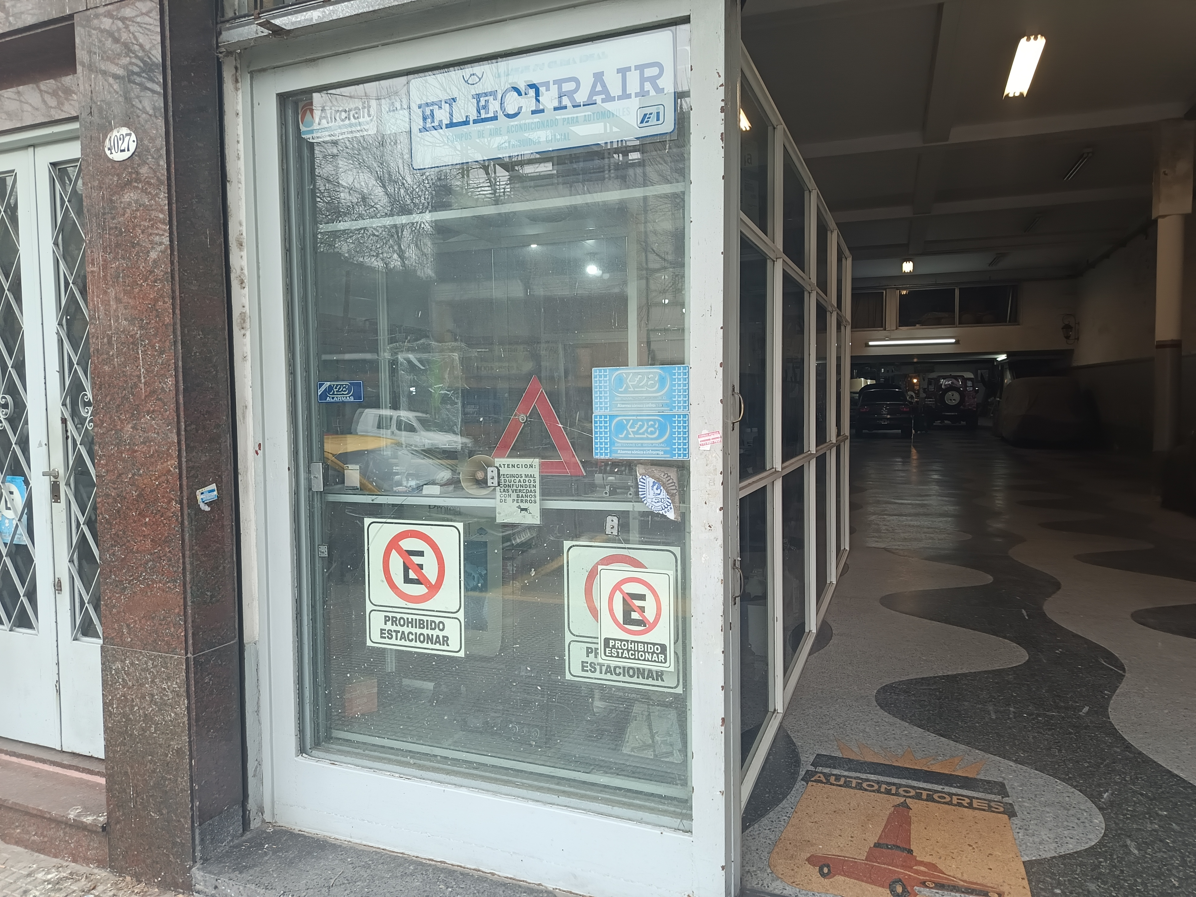 Puerta del taller Argentair en Boedo